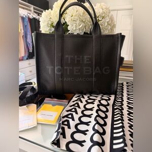 Marc Jacobs THE LEATHER
MEDIUM TOTE BAG